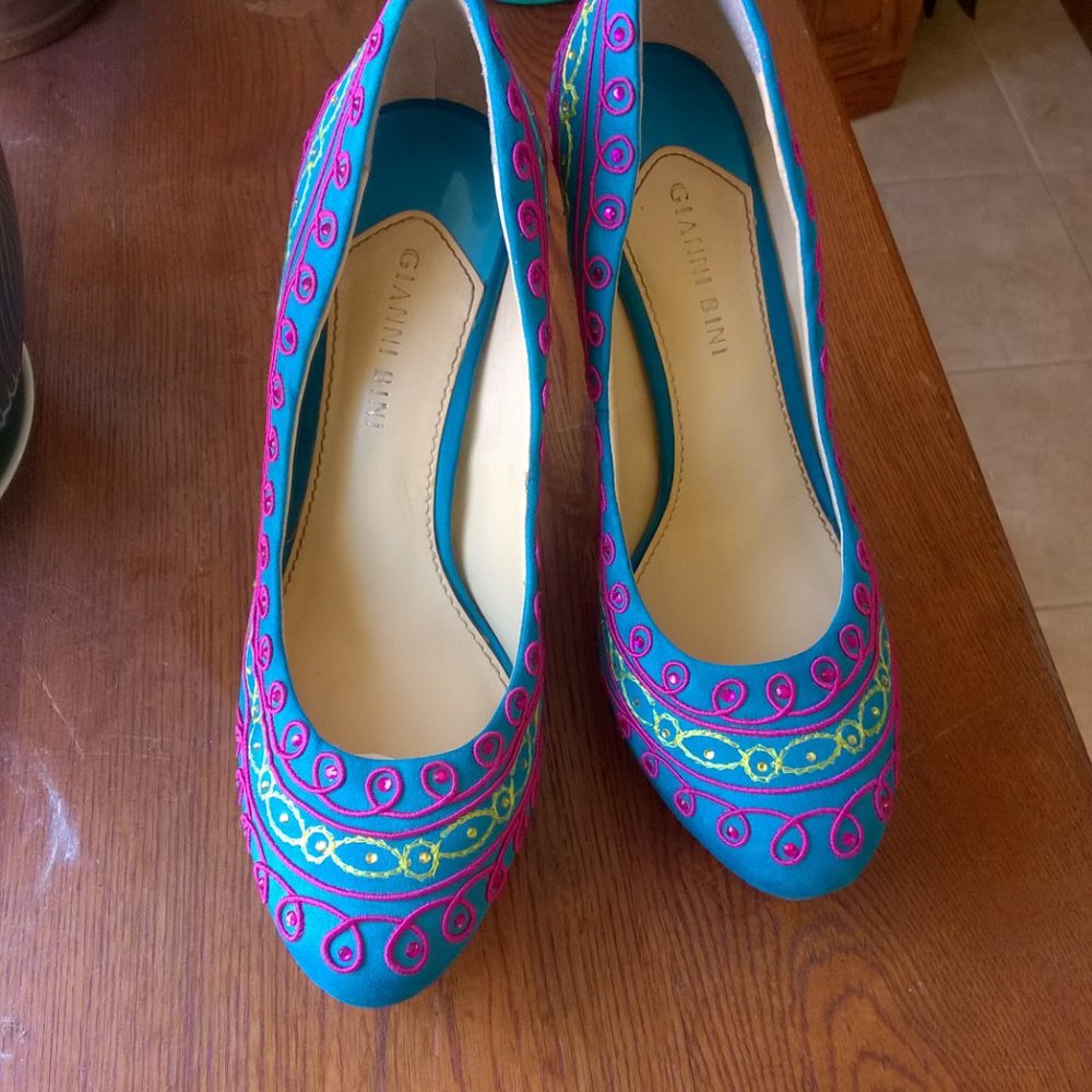 Spring Time Embroidered Heels - Picture 7 of 10